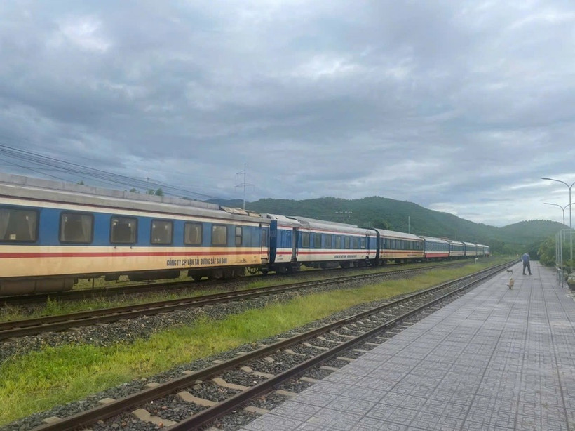 A train is forced to stop at a station due to severe flooding in the central region. (Photo: Vietnam Railways)
