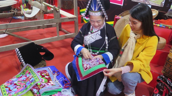 A visitor learn about the traditional embroidery craft of the Pa Di ethnic group in Muong Khuong commune (Photo: VNA)