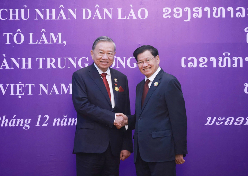 General Secretary of the Central Committee of the Lao People's Revolutionary Party and President of Laos Thongloun Sisoulith (right) congratulates General Secretary of the Central Committee of the Communist Party of Vietnam To Lam on receiving the National Gold Medal - the highest honour of Laos (Photo: VNA)