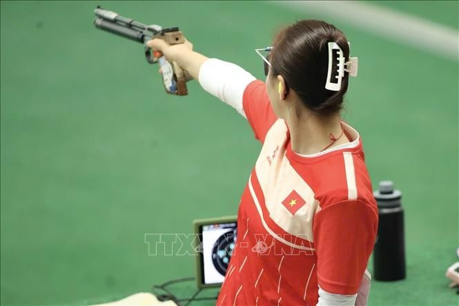 Shooter Trinh Thu Vinh competes in the women’s 10m air pistol team event. (Photo: VNA)