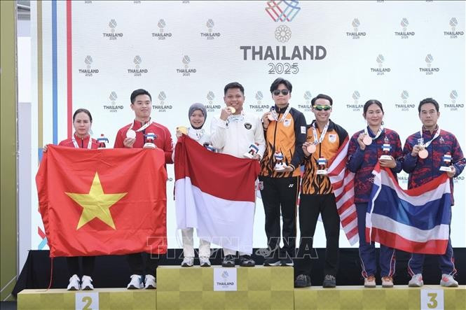 The shooting duo Trinh Thu Vinh and Pham Quang Huy of Vietnam win a silver medal in the 10m mixed team air pistol event. (Photo: VNA)