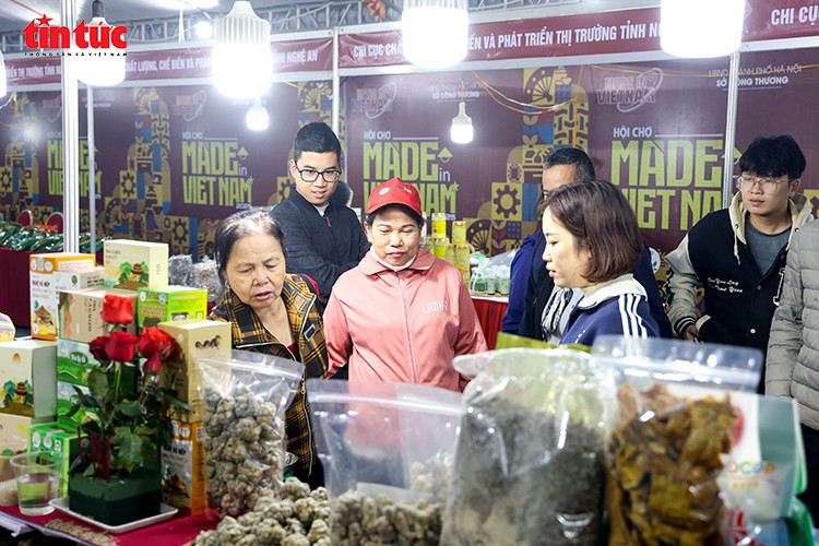 Local residents and visitors tour and shop at a fair. (Photo: VNA)