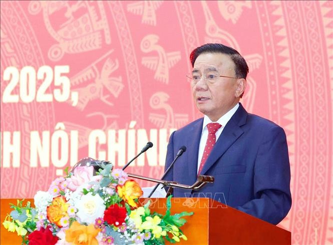 Politburo member and permanent member of the Party Central Committee’s Secretariat Tran Cam Tu speaks at the meeting (Photo: VNA)