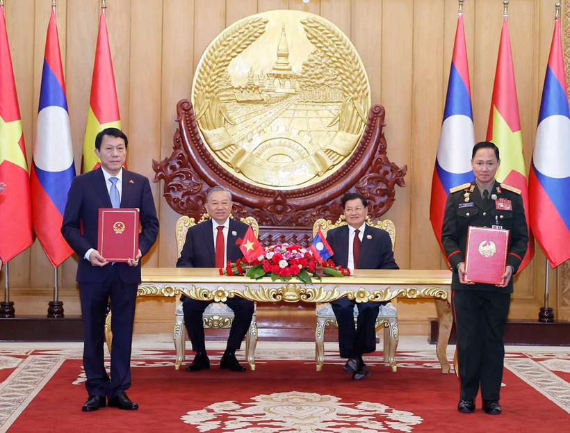 Vietnamese Party General Secretary To Lam (second, left), and Party General Secretary and President of Laos Thongloun Sisoulith witness the exchange of memorandum of understanding (MoU) on cooperation between the Vietnamese Ministry of Public Security and the Lao Ministry of National Defence on building a Vietnam - Laos friendship road. (Photo: VNA)