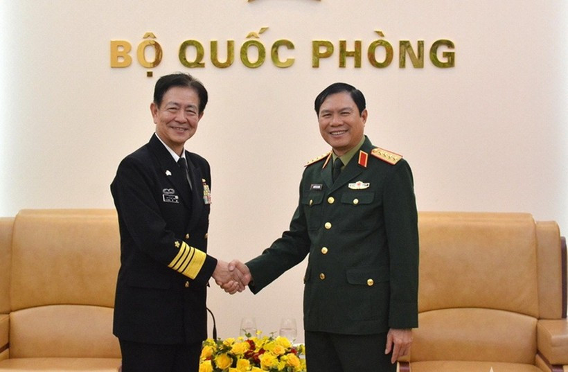 Gen. Nguyen Tan Cuong (R), Chief of the General Staff of the Vietnam People’s Army and Deputy Minister of National Defence, meets with Admiral Saito Akira, Chief of Staff of the Japan Maritime Self-Defence Force, in Hanoi on December 11, 2025. (Photo: qdnd.vn)