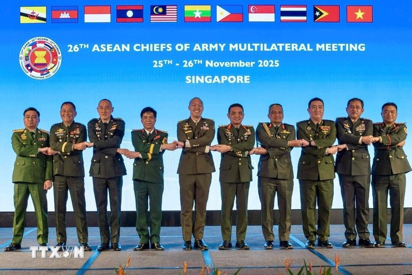 Sen. Lieut. Gen. Nguyen Van Nghia (fourth, from left), Deputy Chief of the General Staff of the Vietnam People's Army, and other officials at the 26th ASEAN Chiefs of Army Multilateral Meeting in Singapore. (Photo published by VNA)
