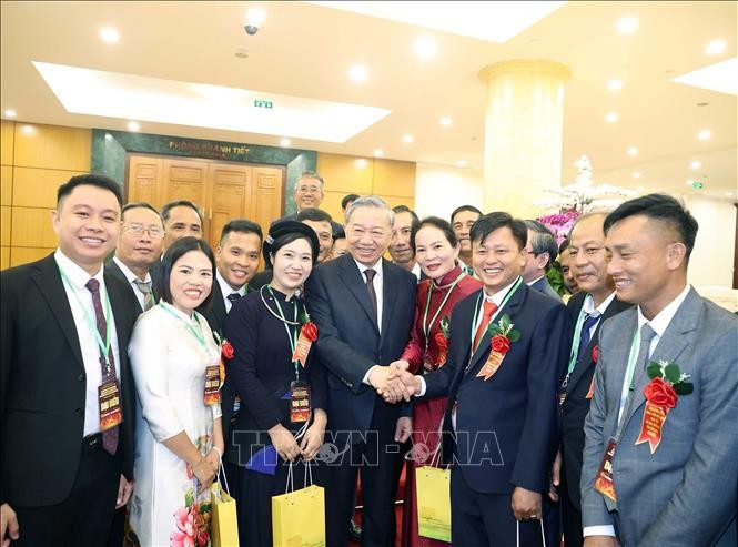 Party General Secretary To Lam (front row, centre) and outstanding Vietnamese farmers and agricultural scientists in Hanoi on October 14. (Photo: VNA)