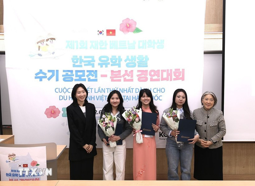 First-prize winners of the writing contest featuring Vietnamese students in the Republic of Korea. (Photo: VNA)