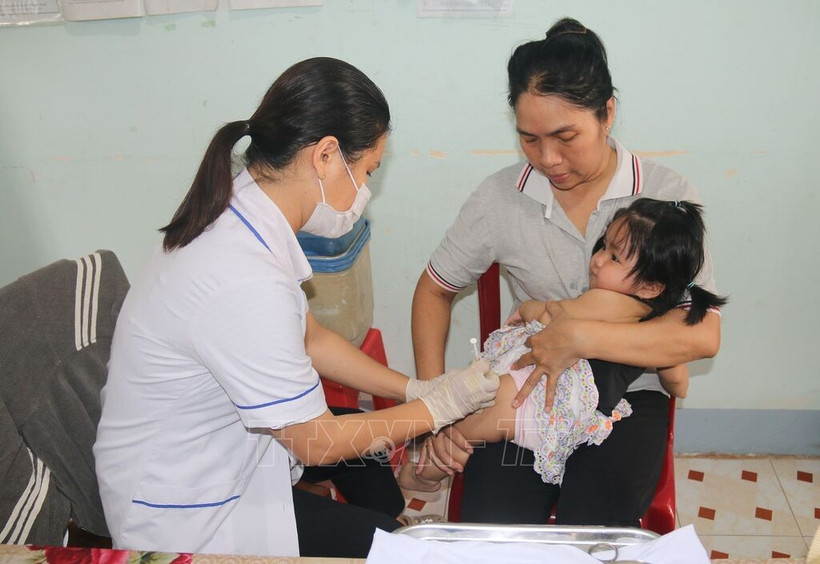 A health worker administer IPV polio vaccine to a child in Dong Thap province. (Photo: VNA)