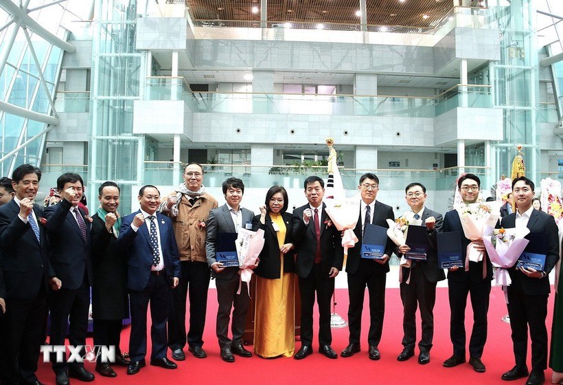 The honoured enterprises and individuals at the event. (Photo: VNA)