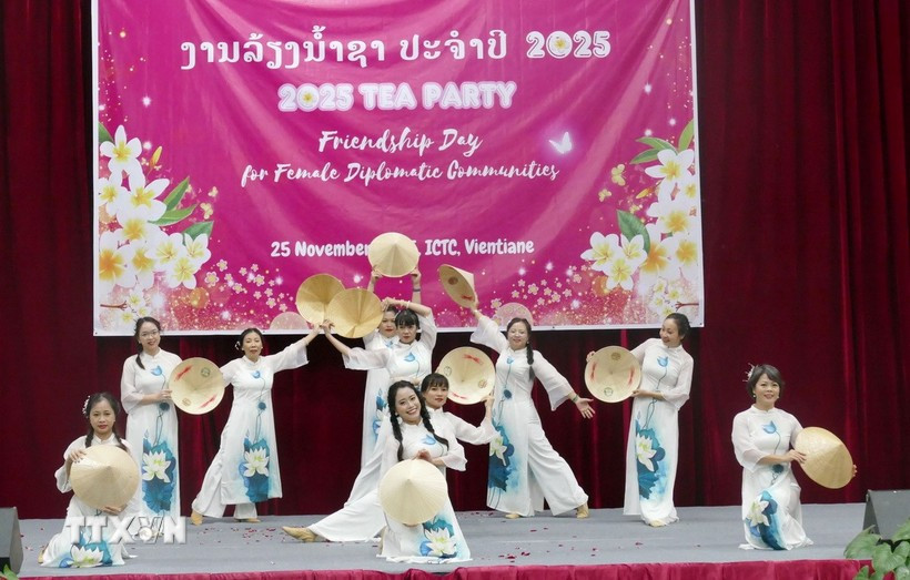 A performance by the Vietnamese delegation at the annual tea party hosted by the Lao Ministry of Foreign Affairs in Vientiane on November 25. (Photo: VNA)