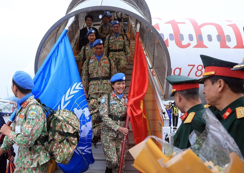 Engineering Unit Rotation 3 is welcomed at Noi Bai International Airport on September 29. (Photo: VNA)
