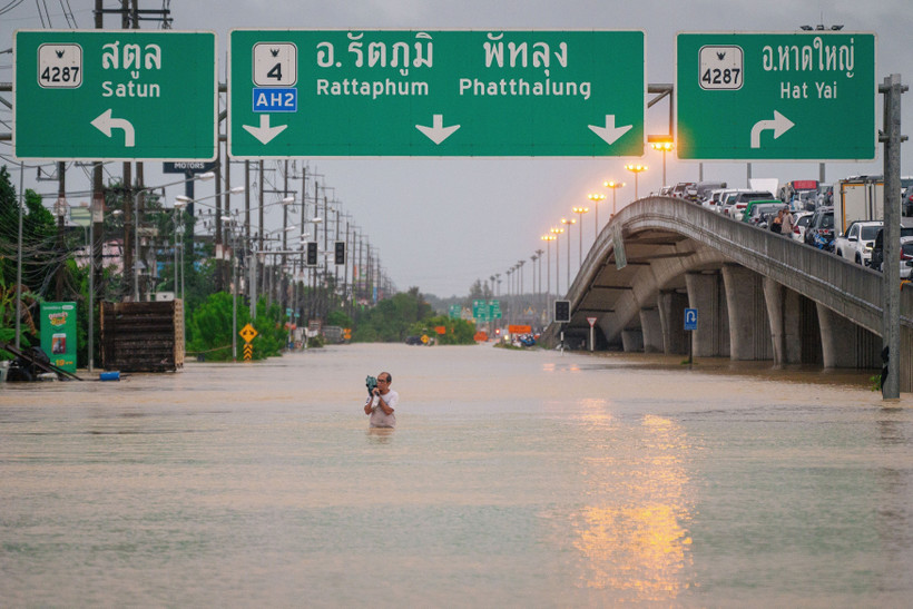 A road is flooded following heavy rains in Songkhla province of Thailand. (Photo: Xinhua/VNA)