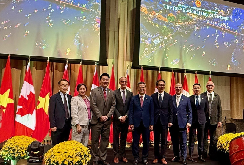 Vietnamese Ambassador to Canada Ambassador Pham Vinh Quang (centre) and officials and parliamentarians of Canada pose for a photo at the ceremony. (Photo: VNA)