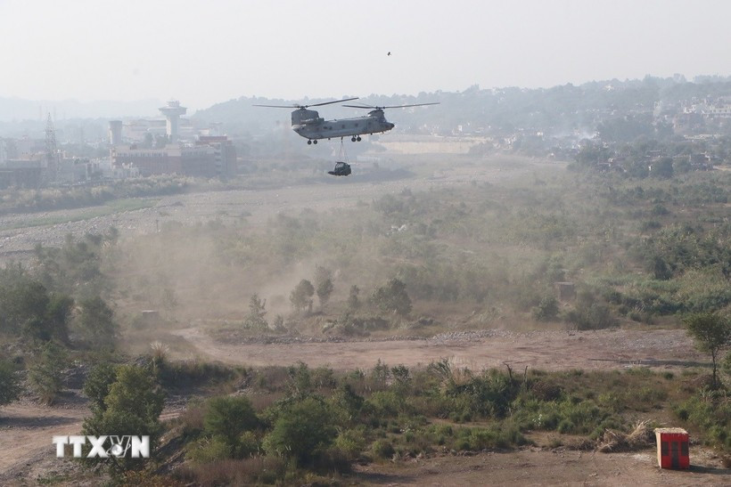 Aircraft drop disaster relief supplies during VINBAX 2024. (Photo: VNA)