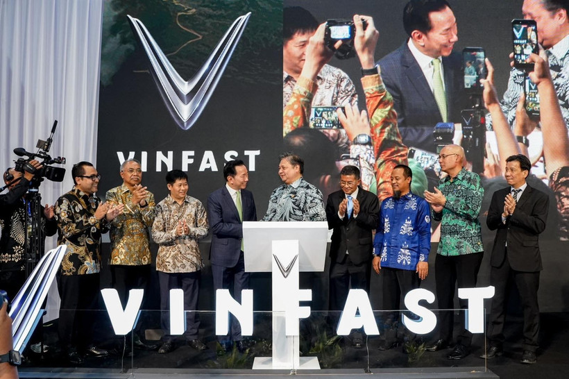 Airlangga Hartarto (fifth from right), Indonesian Coordinating Minister for Economic Affairs, and CEO of VinFast Asia Pham Sanh Chau (sixth from right) at the plant opening ceremony on December 15. (Photo: VinFast)