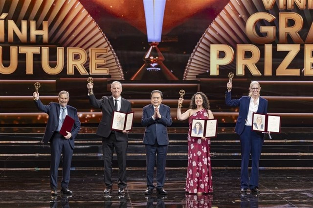 National Assembly Chairman Tran Thanh Man presents the 2025 VinFuture Grand Prize to four scientists for their discoveries and development of HPV vaccines. (Photo courtesy of the organiser)