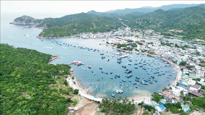 Viewed from the scenic coastal road DT702, Vinh Hy Bay resembles a watercolour painting framed by rolling mountains and emerald water. (Photo: VNA)