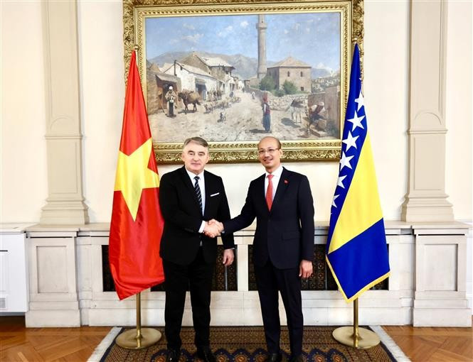 Ambassador Bui Le Thai (right) and Chairman of the Presidency of Bosnia and Herzegovina Željko Komšić. (Photo: VNA)