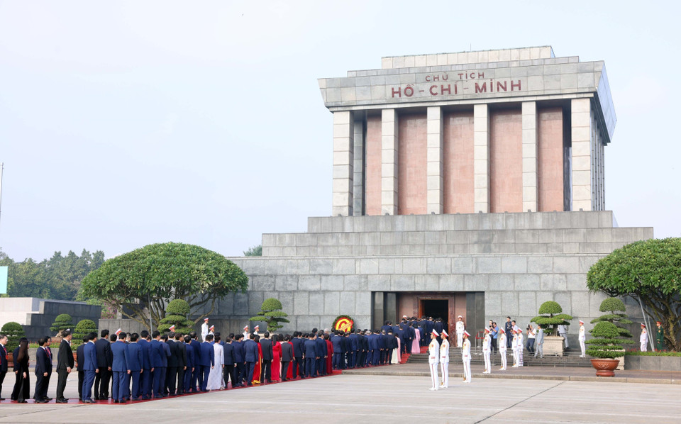 Politburo member, Secretary of the Party Committee and Prime Minister Pham Minh Chinh and the delegation attending the first Congress of the Government Party Organisation for the 2025–2030 tenure lay a wreath and pay tribute to President Ho Chi Minh at his Mausoleum. (Photo: Pham Kien - VNA)