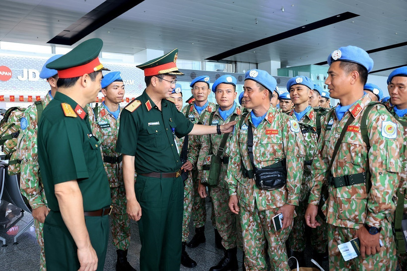 Maj. Gen. Pham Manh Thang, Director of the Vietnam Department of Peacekeeping Operations, encourages and gives instructions to the soldiers before their departure. (Photo: VNA)