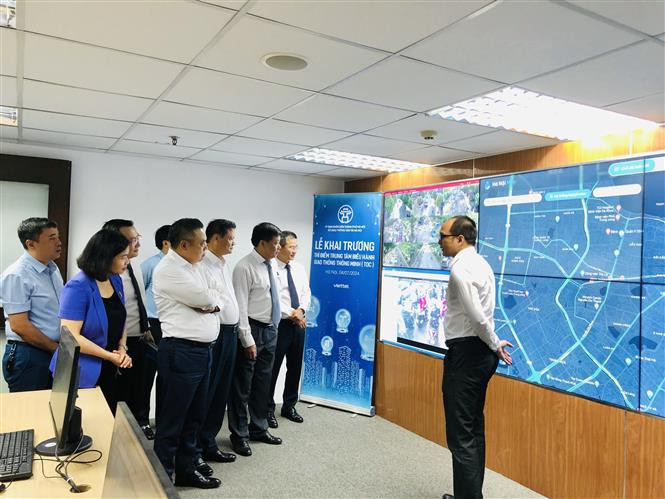 Hanoi leaders inspect the transport operation centre. (Photo: VNA)