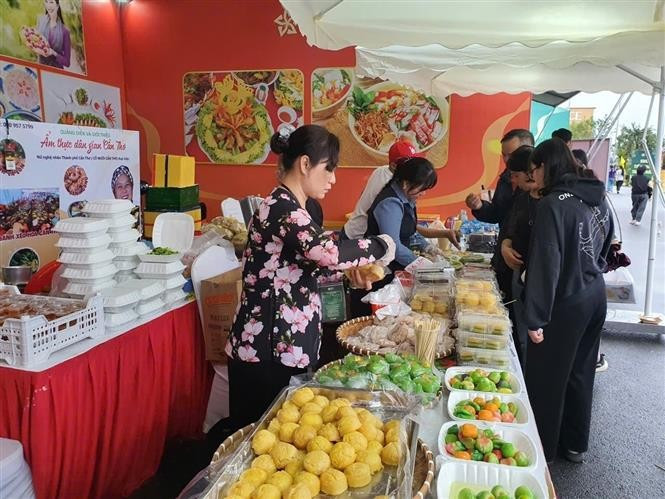 People enjoy delicacies from Mekong Delta city of Can Tho. (Photo: VNA)
