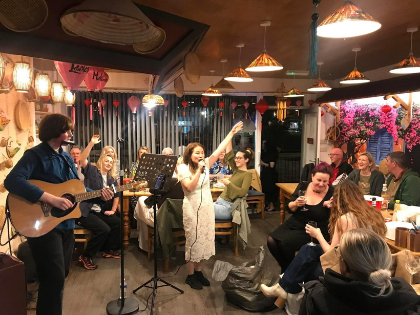 A musical performance at Saigon Lotus drew enthusiastic response from visitors. (Photo published by VNA)