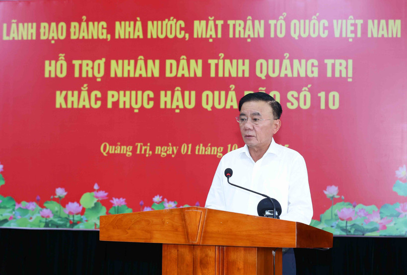 Politburo member and permanent member of the Party Central Committee's Secretariat Tran Cam Tu visits typhoon-hit Quang Tri province on October 1. (Photo: VNA)