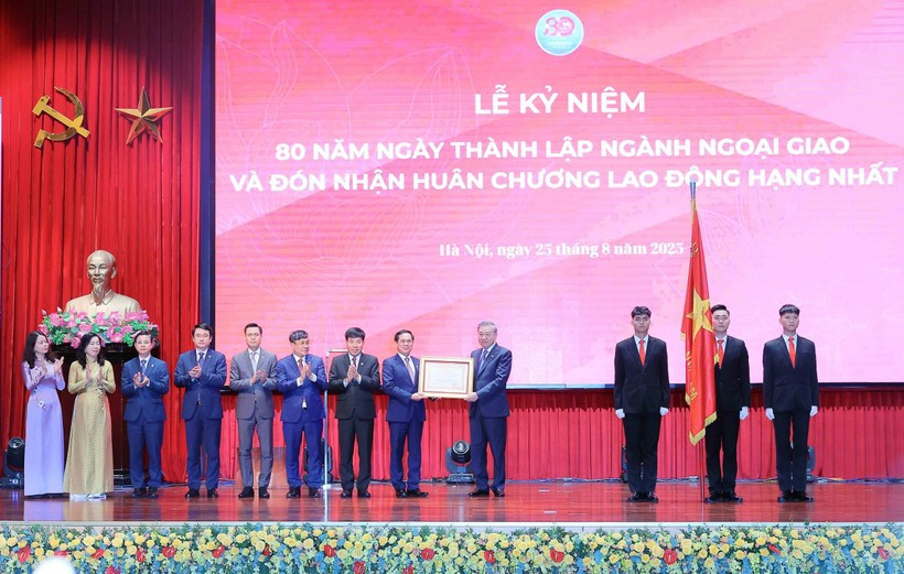 Party General Secretary To Lam presents a first-class Labour Order to the Ministry of Foreign Affairs. (Photo: VNA)