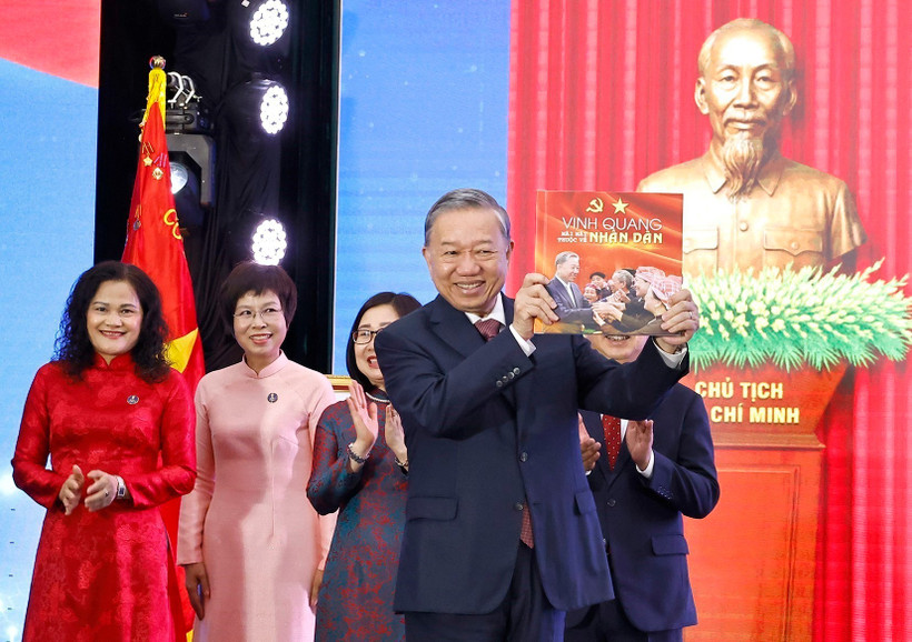 Party General Secretary To Lam receives the photo book “Glory Forever Belongs to the People” presented by the Vietnam News Agency at the ceremony on September 14. (Photo: VNA)