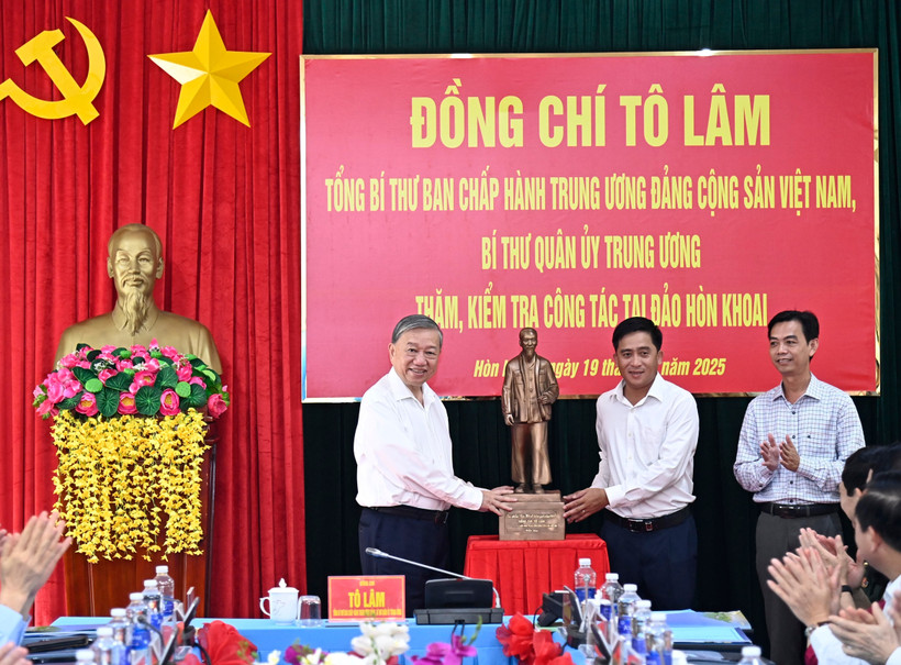 Party General Secretary To Lam (L) presents a statue of President Ho Chi Minh to Dat Mui commune (Photo: VNA)