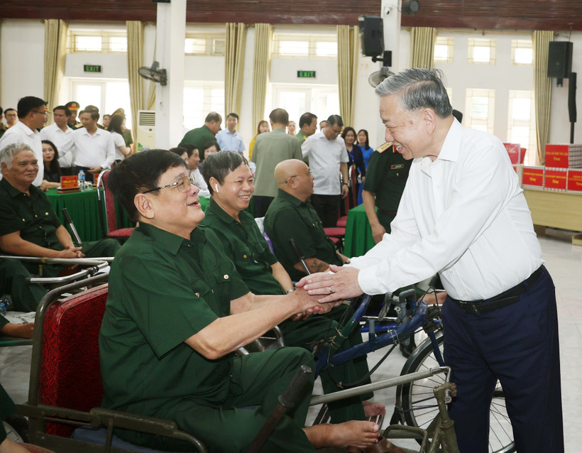 Party General Secretary To Lam visits wounded soldiers at the Thuan Thanh Nursing Centre for War Invalids in Ninh Xa ward, Bac Ninh province, on July 15, 2025. (Photo: VNA)