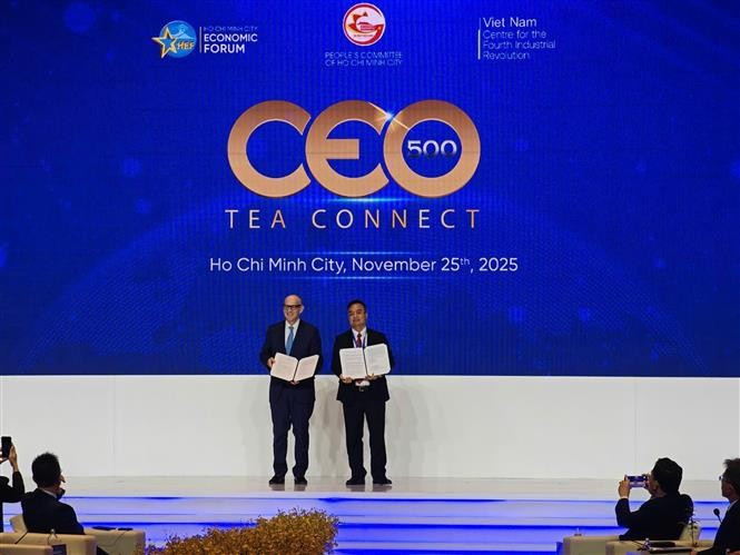 Representatives of HCM City and Biance announce the MOU on cooperation to accelerate the development of Vietnam’s International Financial Centre in HCM City. (Photo: VNA)
