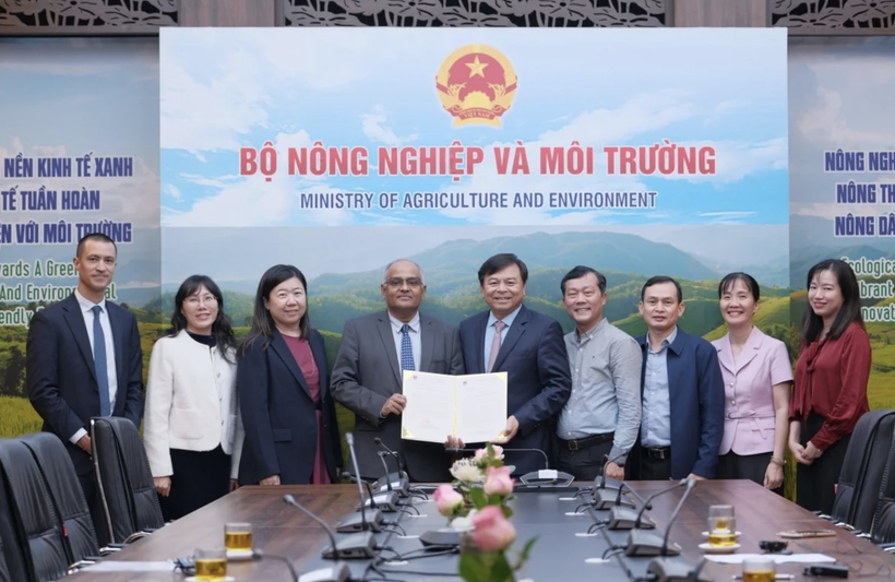 The Ministry of Agriculture and Environment receives the Asian Development Bank's formal confirmation of an emergency international assistance package worth 2 million USD to help address the severe impacts of recent flooding in central Vietnam. (Photo: nongnghiepmoitruong.vn)