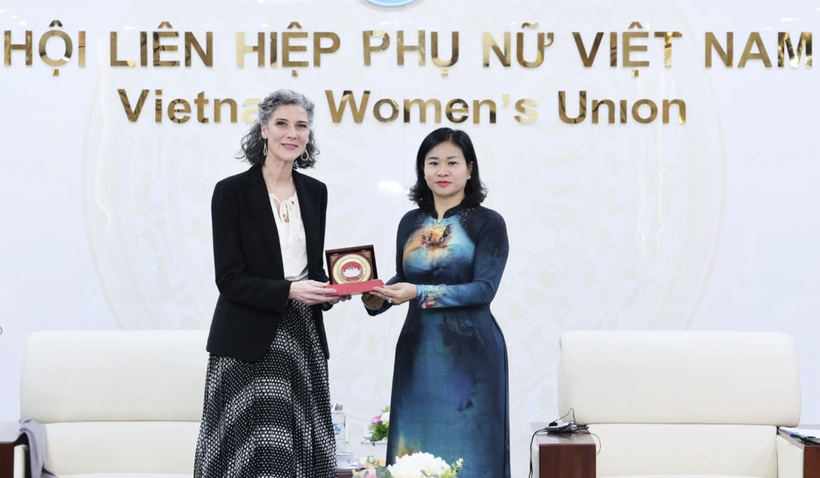 Nguyen Thi Tuyen (R), Vice President of the VFF Central Committee and President of the Vietnam Women's Union, and Ramla Khalidi, UNDP Resident Representative in Vietnam, at their meeting in Hanoi on December 10 (Photo: VNA)